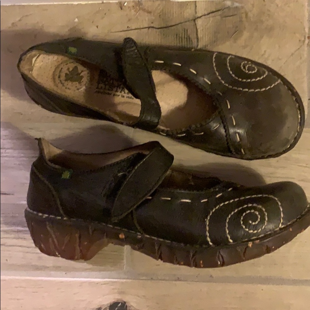 El Naturalista Mary Janes size 9